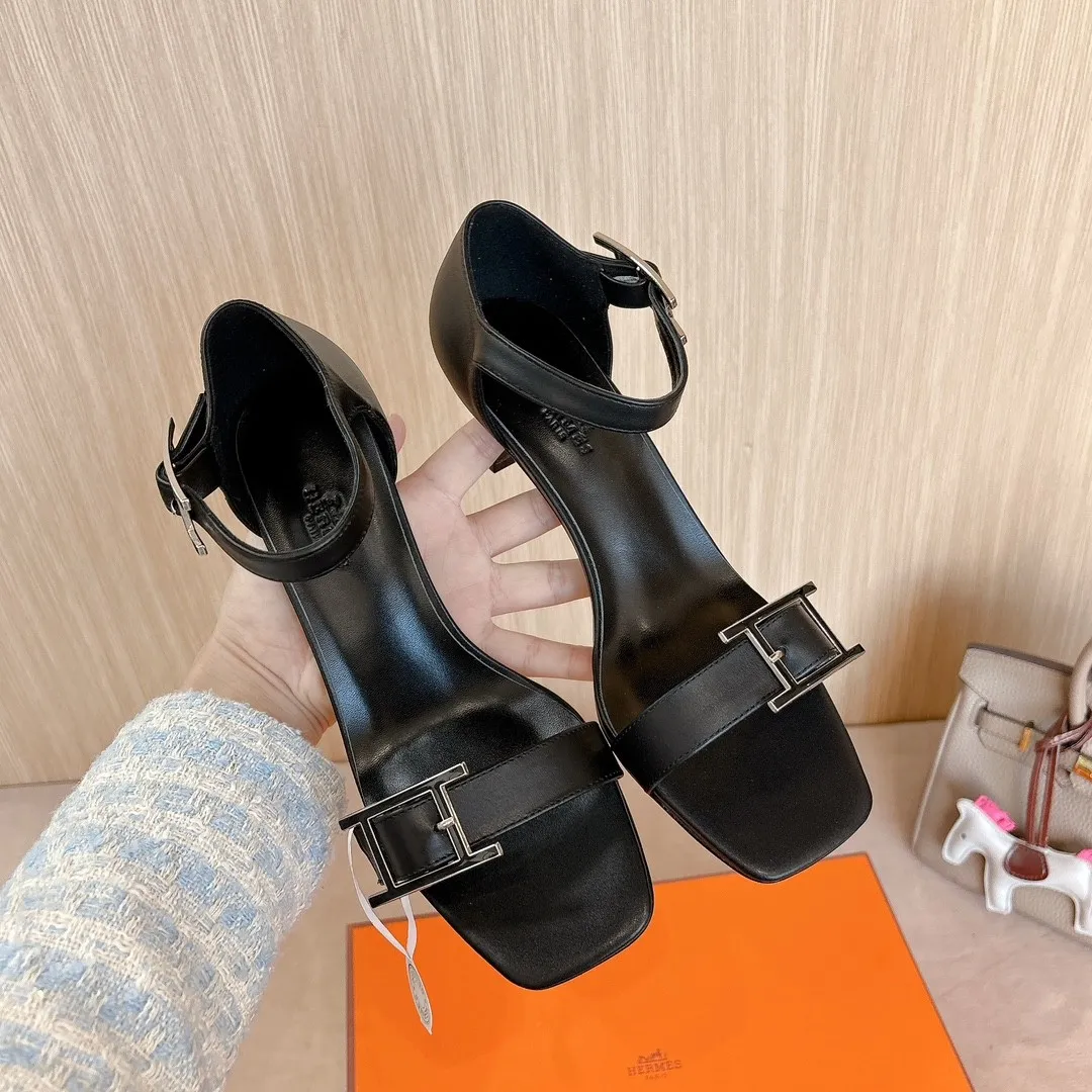 👟👟Ex-factory price 520👟👟 Hermes Judy high-heeled sandals——————————Fashionable and versatile. Matched with Hapi shoe buckles. Super comfortable. Every detail is perfect. Matched with iconic pure shoe buckles of the same tone. The design is simple and smooth to create a fashionable and feminine look. Original calfskin original 1:1 exclusive private mold heel/original leather outsole ▪️Heel height: 8cm ▪️SIZE: 34-43 (34.40.41.42. Customization is non-returnable and non-exchangeable)